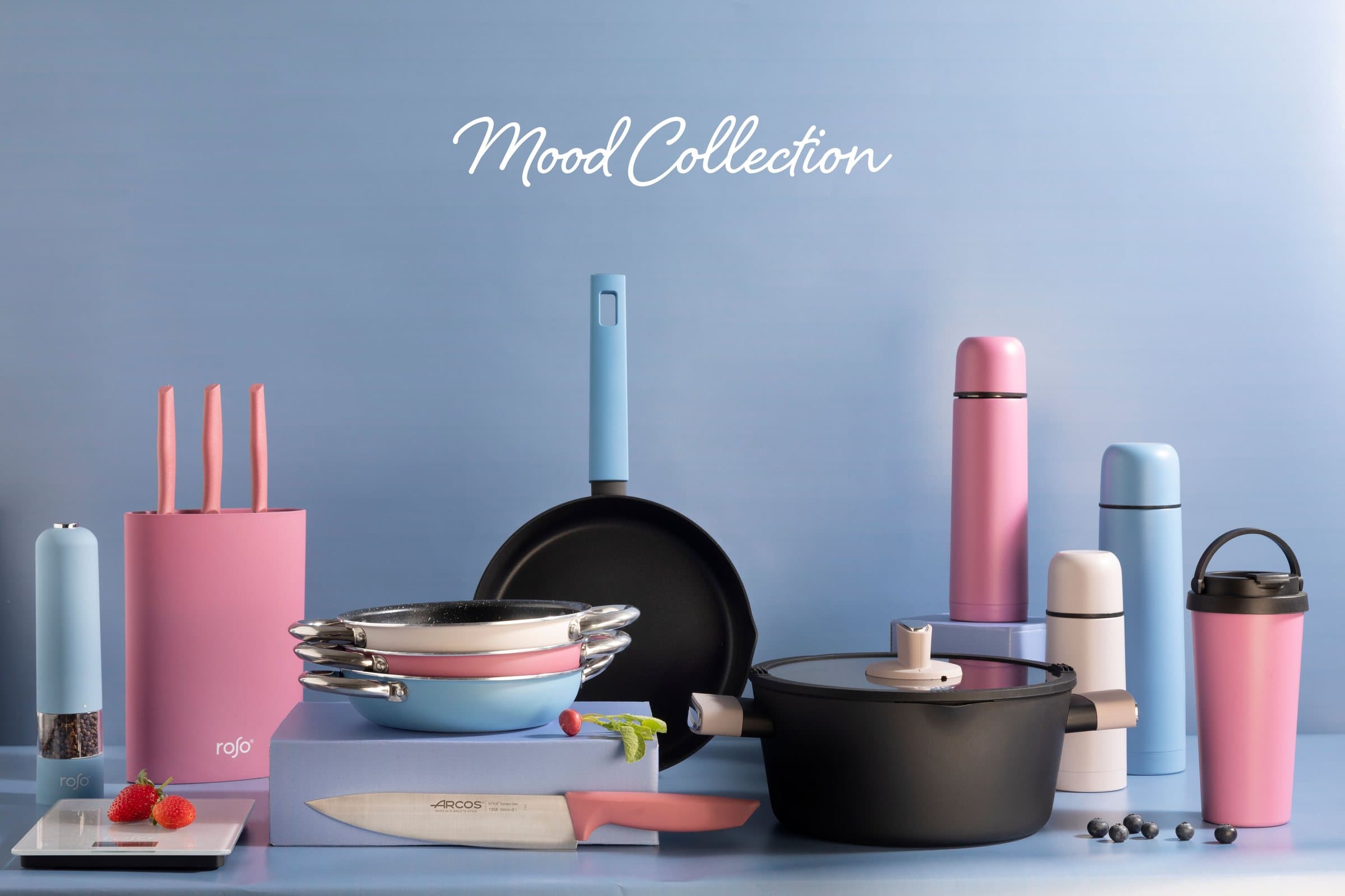 סדרת MOOD בצבעי פסטל: מחבתות, סירים, בקבוקים וסכינים על רקע תכלת