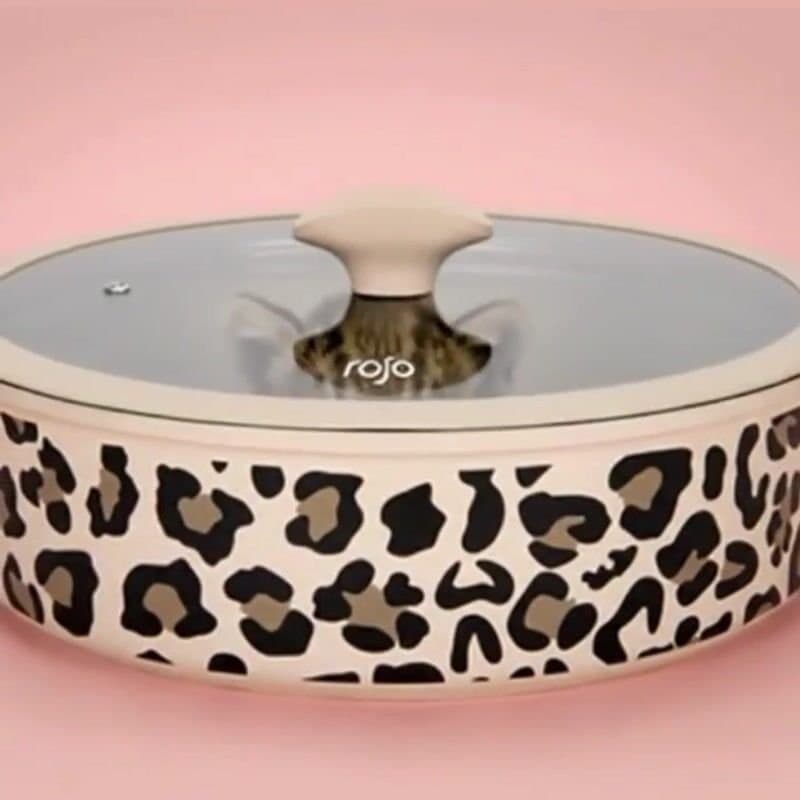 סיר ROSO SAFARI בהדפס מנומר עם מכסה זכוכית, על רקע ורוד